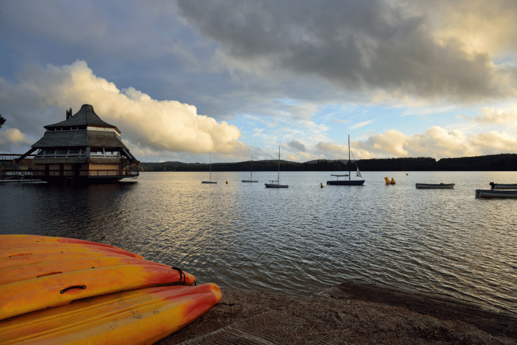 vue du lac des setton dans le Morvan, en Bourgogne