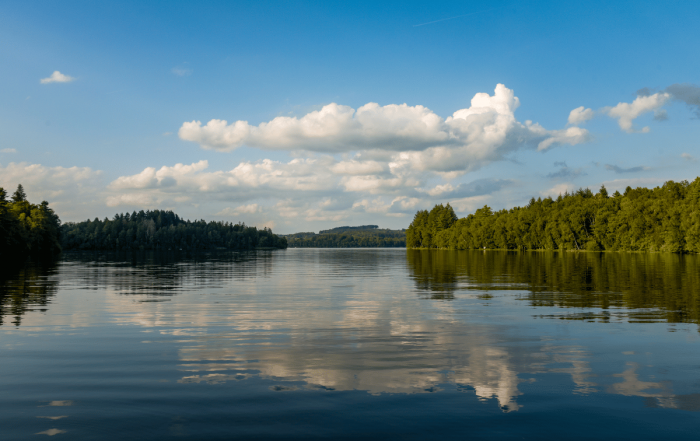 vue du lac de Settons dans le Morvan