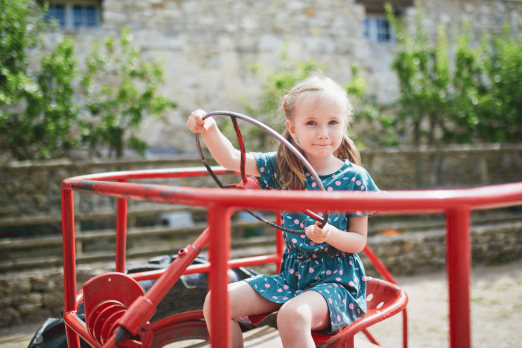 petite fille sur un tracteur à la ferme 