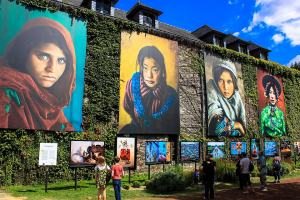 Festival Photo La Gacilly : un parcours à ciel ouvert entre grandes images, ruelles fleuries et idées de week-end dans le Morbihan.