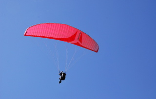 Parapente dans le ciel