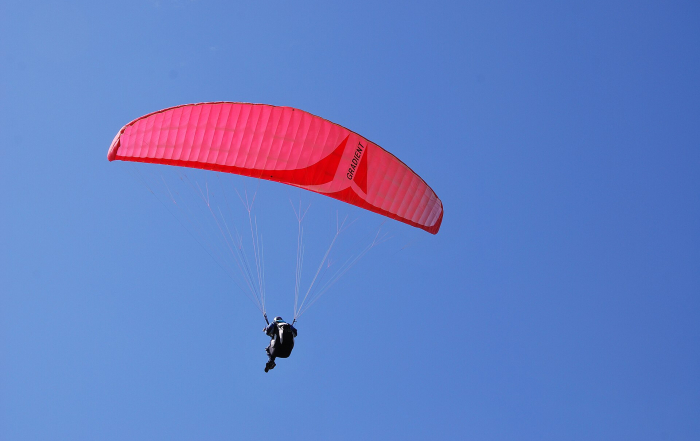Parapente dans le ciel