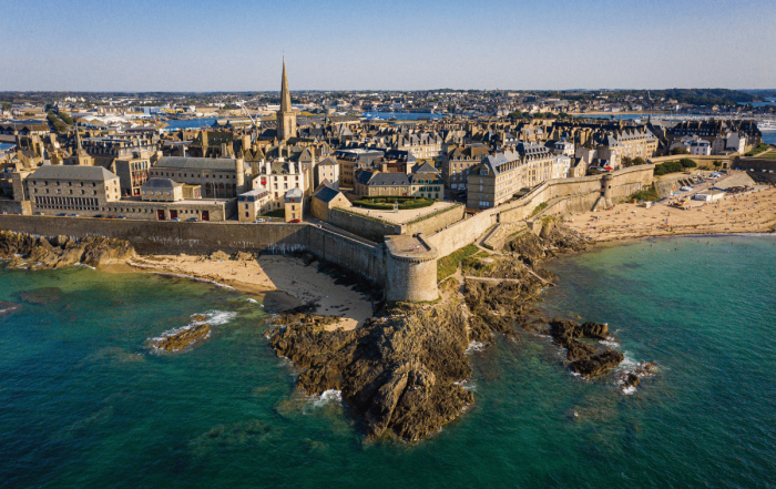 vue de saint malo, une destination accessible depuis paris, notamment pour une escapade bien être