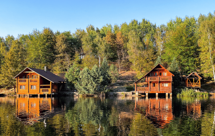 magnifiques cabanes en bois au milieu d'un lac pour déconnecter