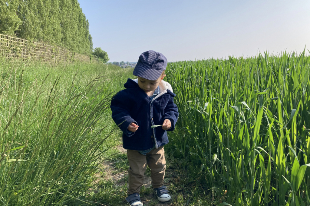 portrait de Camille en région nantaise, son fils dans la campagne qui profite !