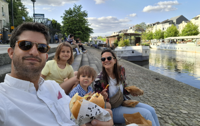 le déclic d'erwan pour quitter paris en famille, photo de famille sur les quais