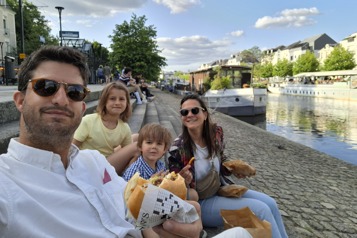 le déclic d'erwan pour quitter paris en famille, photo de famille sur les quais