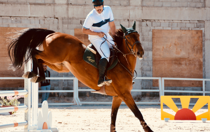 Un homme monte à cheval