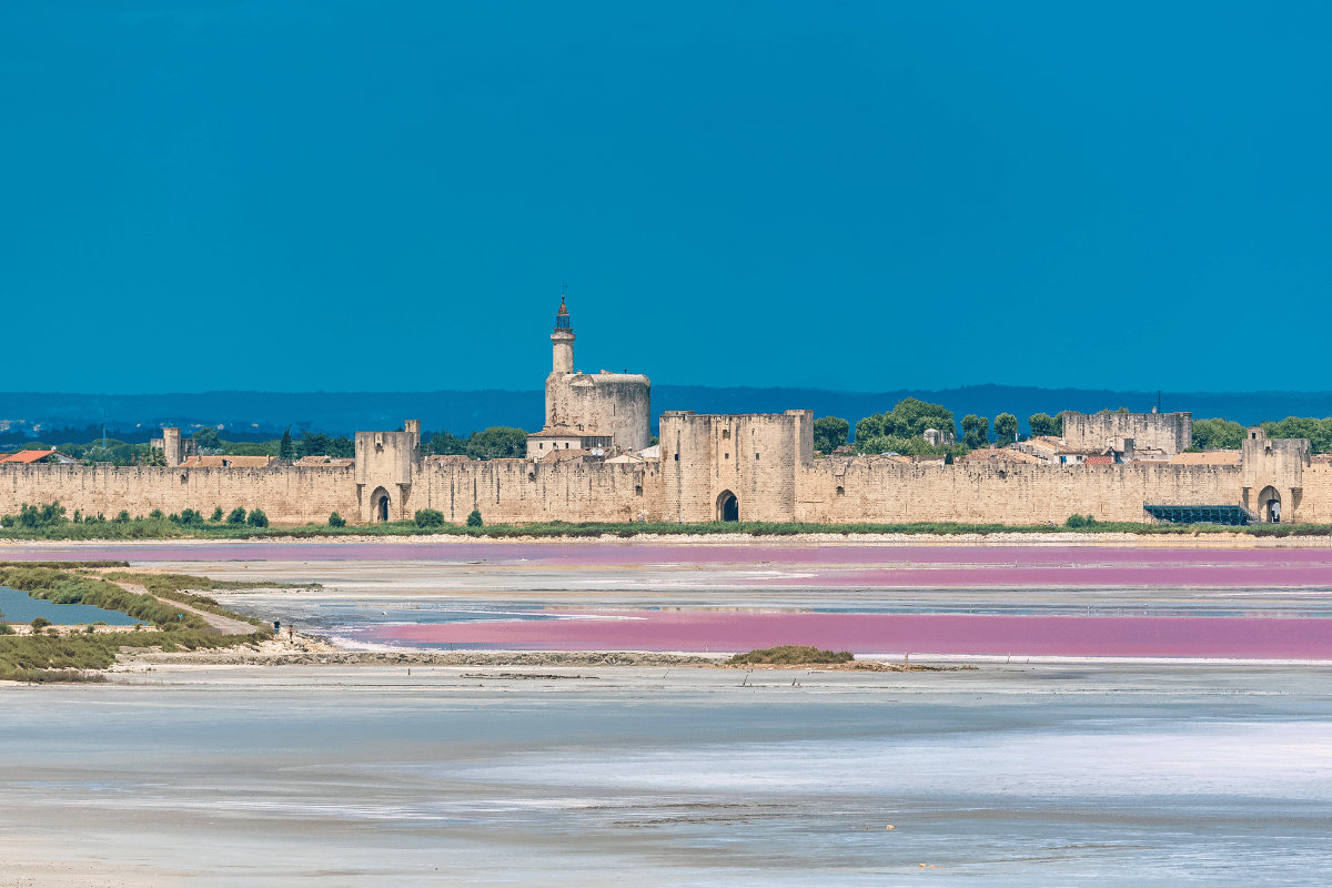 destinations française qui changent et donne l'impression de ne pas être en france : aigues morte