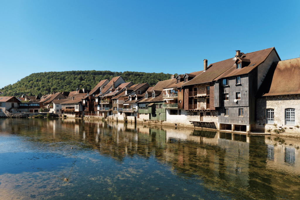 vue de la rivière La Loue autour du village d'Ornans en Bourgogne Franche Comté