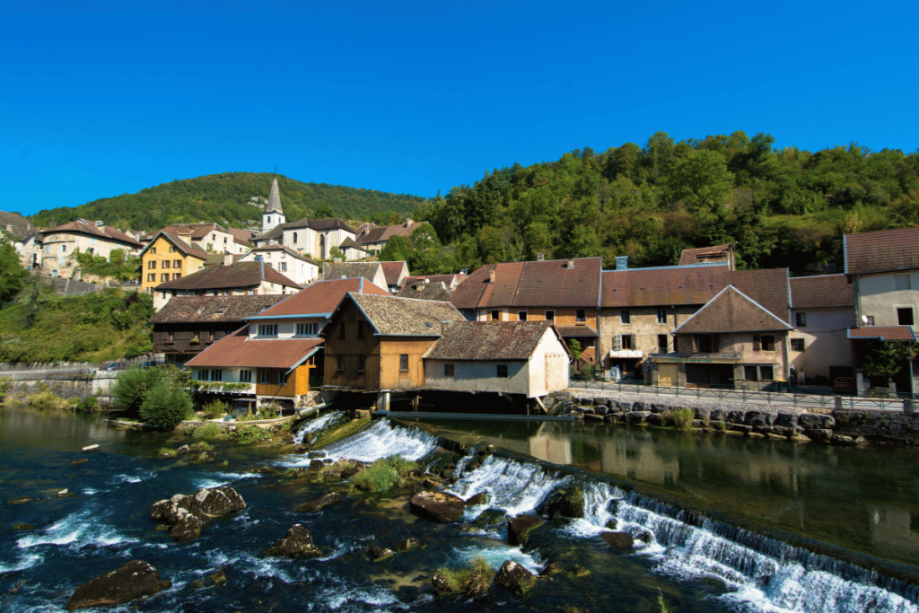 vue du village de Lods dans la vallée du Loue