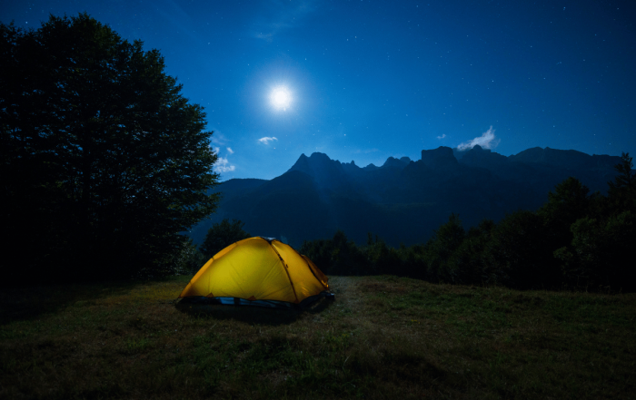 dormir dans une tente en montagne pour des nuits au frais pendant l'été