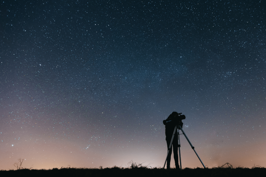 un homme qui observe les étoiles