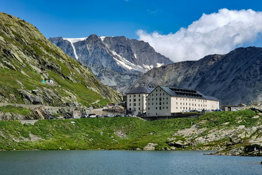 vue depuis le lac du col du Petit-Saint-Bernard