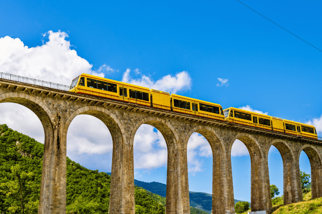 Vue du Train Jaune dans les pyrénées catalane depuis le pont Séjourné