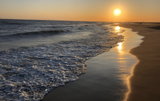 coucher de soleil sur la plage de Piemanson en Camargue, en France