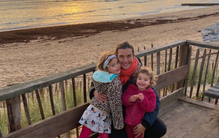 marine et ses deux filles, qui a quitté paris pour se reconvertir en tant que diététicienne à la rochelle