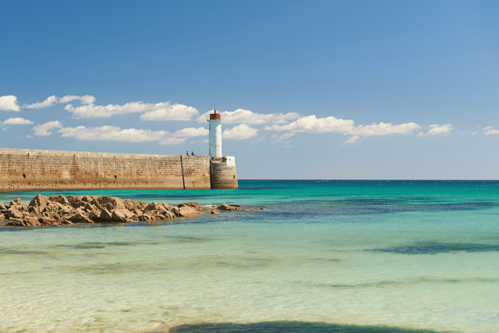 vue depuis le port de Audierne dans le Finistère, en Bretagne