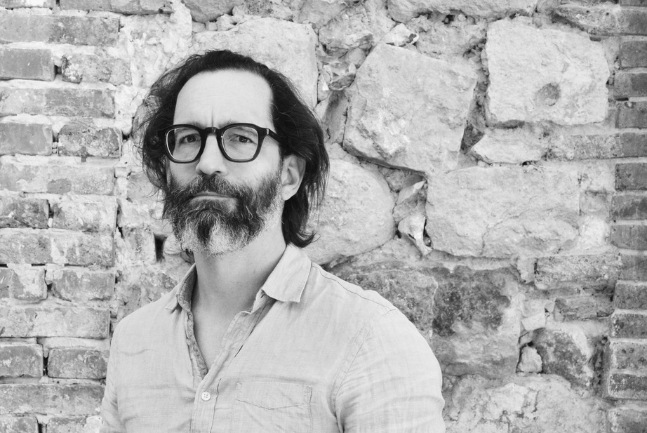 fred a quitté Paris par hasard pour devenir artiste en Normandie