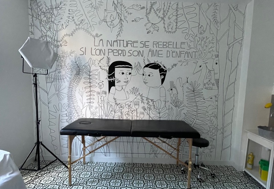 fred a trouvé une maison par hasard en normandie et y a créé sa vie d'artiste en quittant Paris