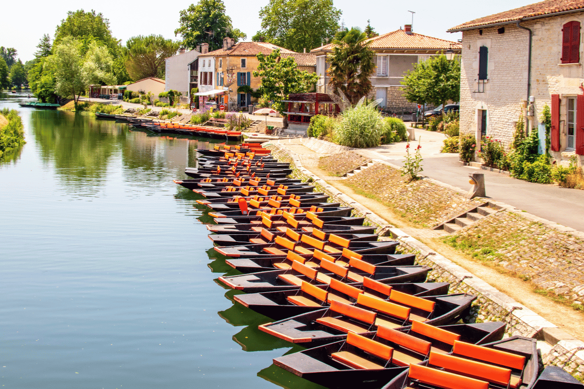 vue depuis l'eau du village de Coulon dans le Marais-Poitevin en Nouvelle-Aquitaine