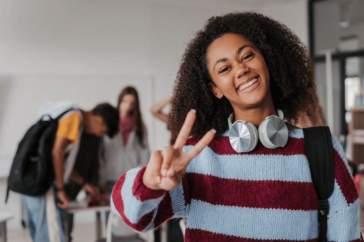 une ado qui fait sa rentrée dans une nouvelle école après un déménagement