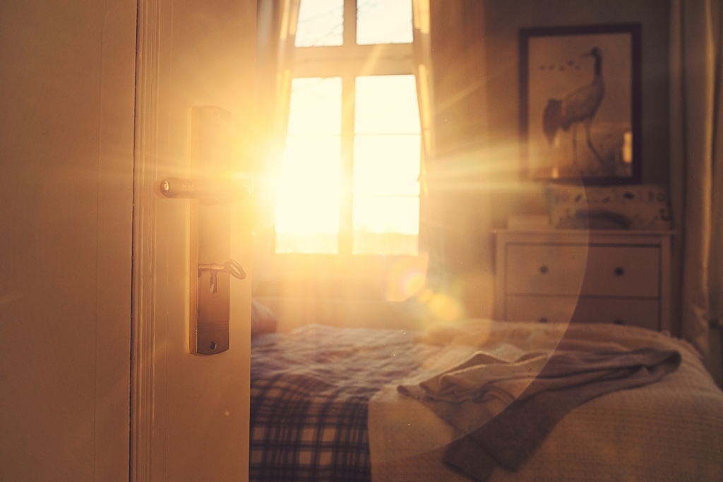 rayons du soleil qui entrent à travers la fenêtre d'une chambre