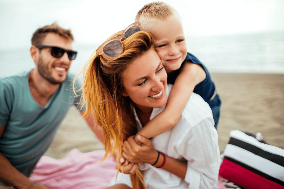 une famille sur la plage
