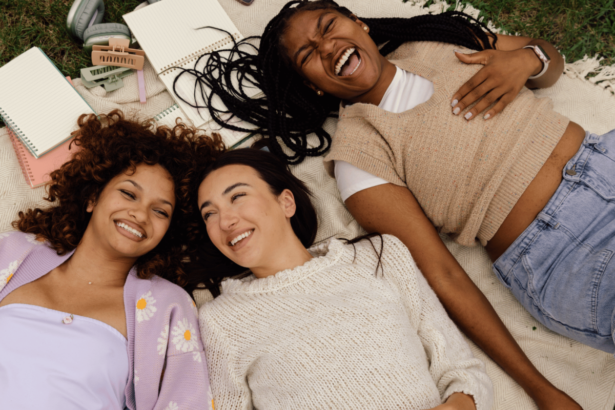 Des amies passent du temps ensemble