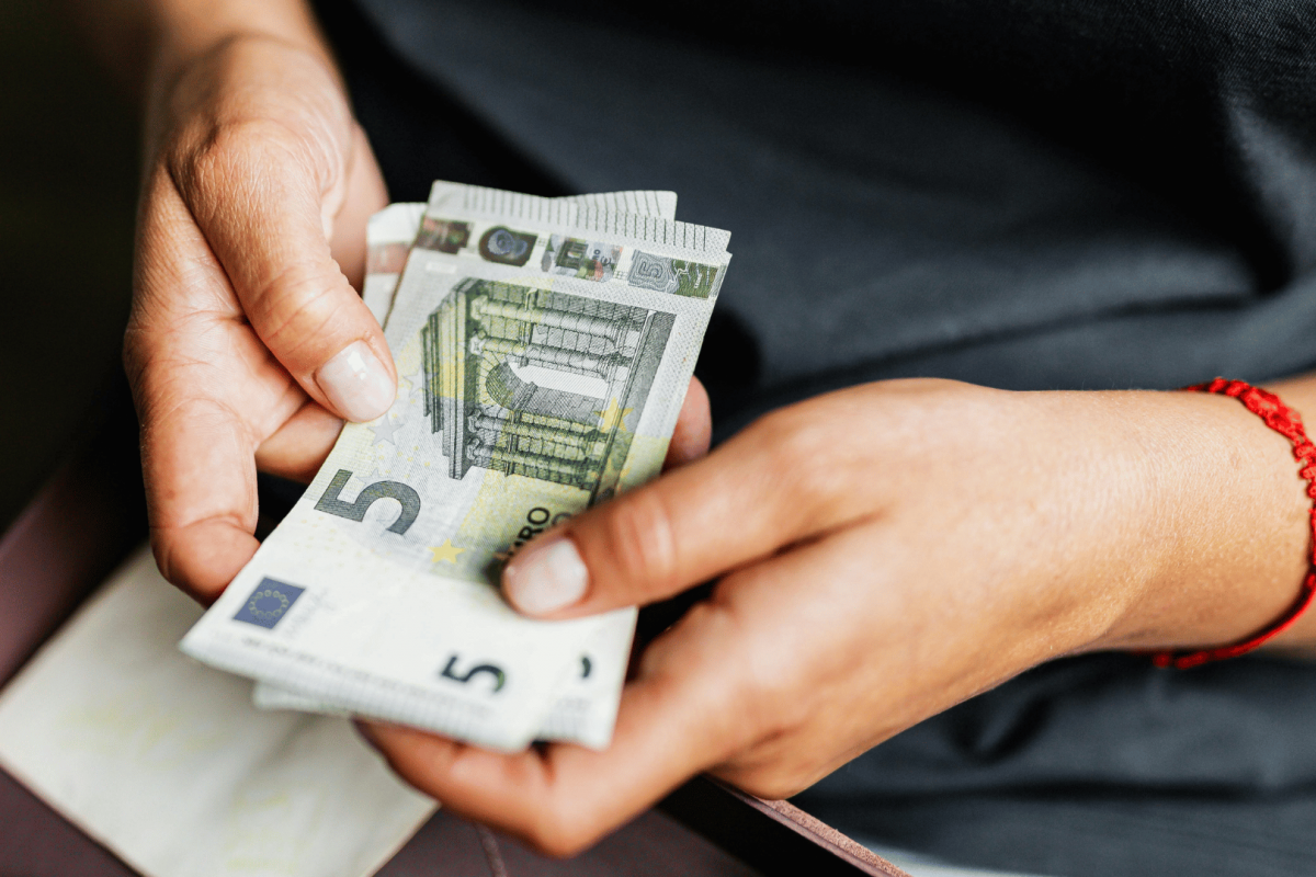 Personne tenant dans ses mains des billets