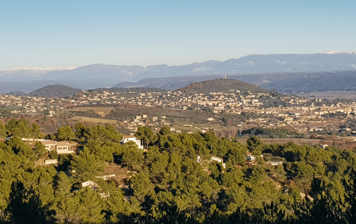 vivre petite ville où l'on voit le monde entier, vue de Manosque en provence
