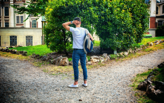 choisir entre deux villes : un homme qui hésite entre deux chemins pour sa future vie