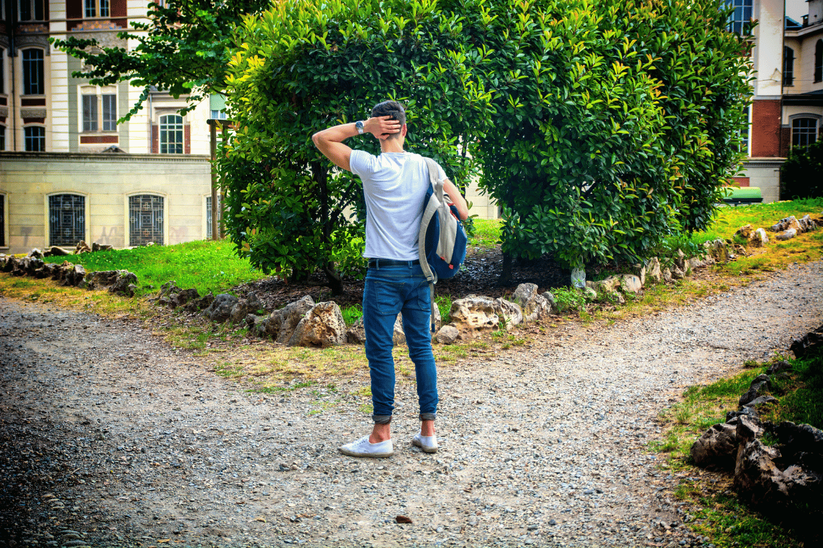 choisir entre deux villes : un homme qui hésite entre deux chemins pour sa future vie