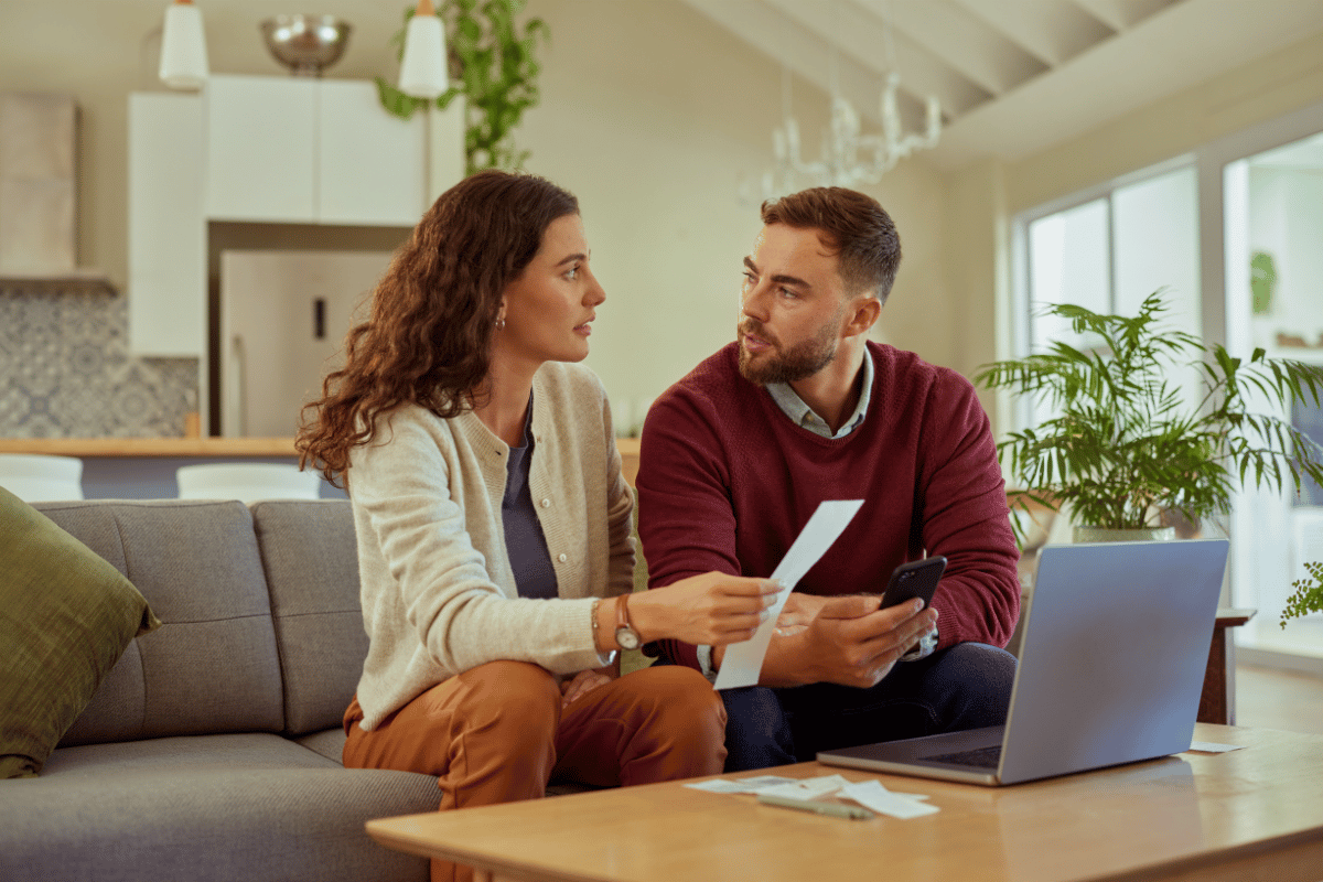 couple en train de discuter sur un sujet important devant un ordinateur