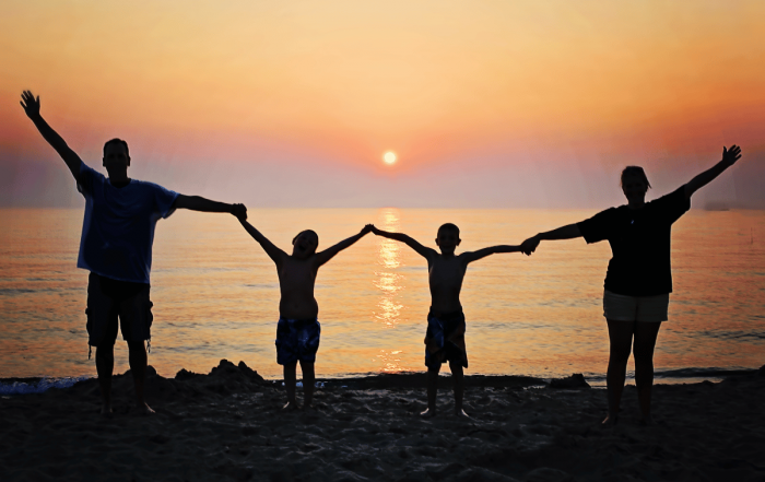 une famille qui s'installe pour une nouvelle vie en bord de mer