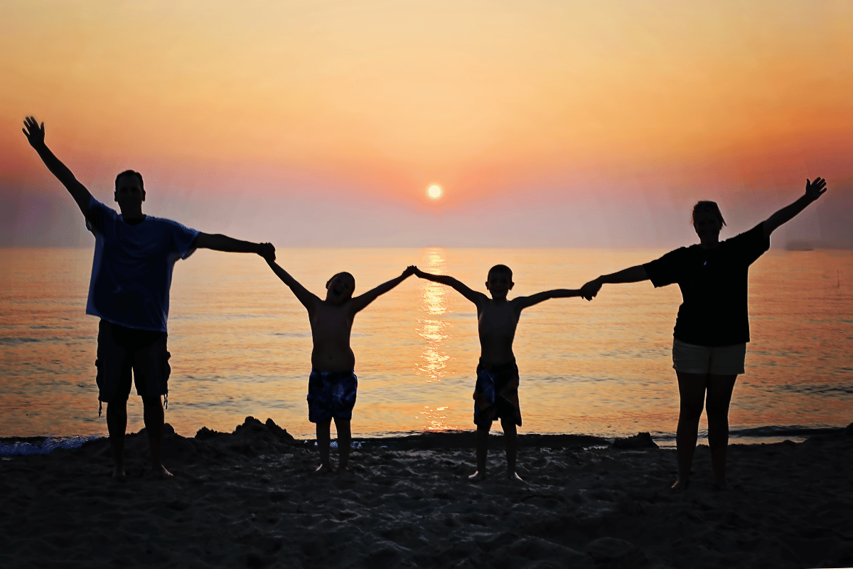 une famille qui s'installe pour une nouvelle vie en bord de mer