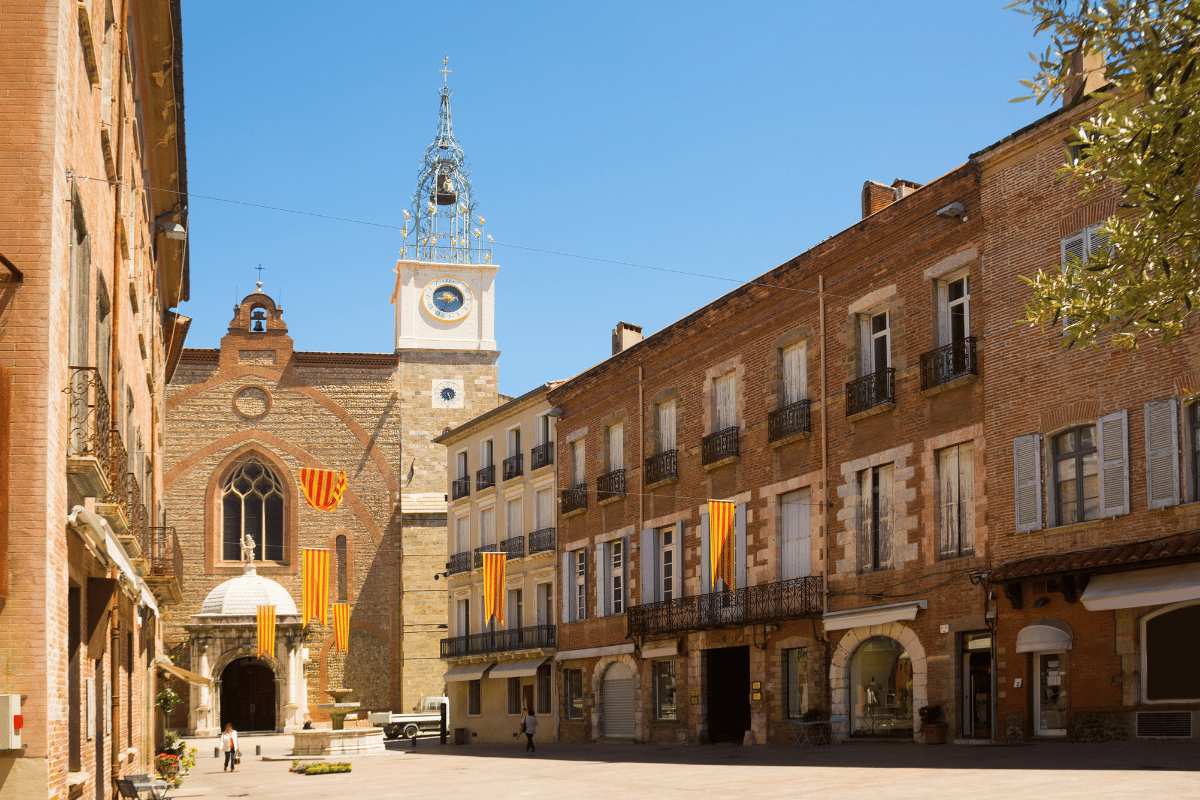 vue cathédrale Saint-Jean-Le-Baptiste à Perpignan, ville où l'on parle une autre langue que le français