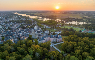 vue aérienne de Meung-sur-Loire dans les Terres-Val-de-Loire