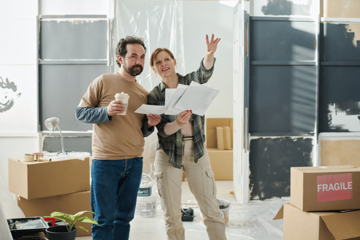 couple qui fait des travaux dans sa nouvelle maison