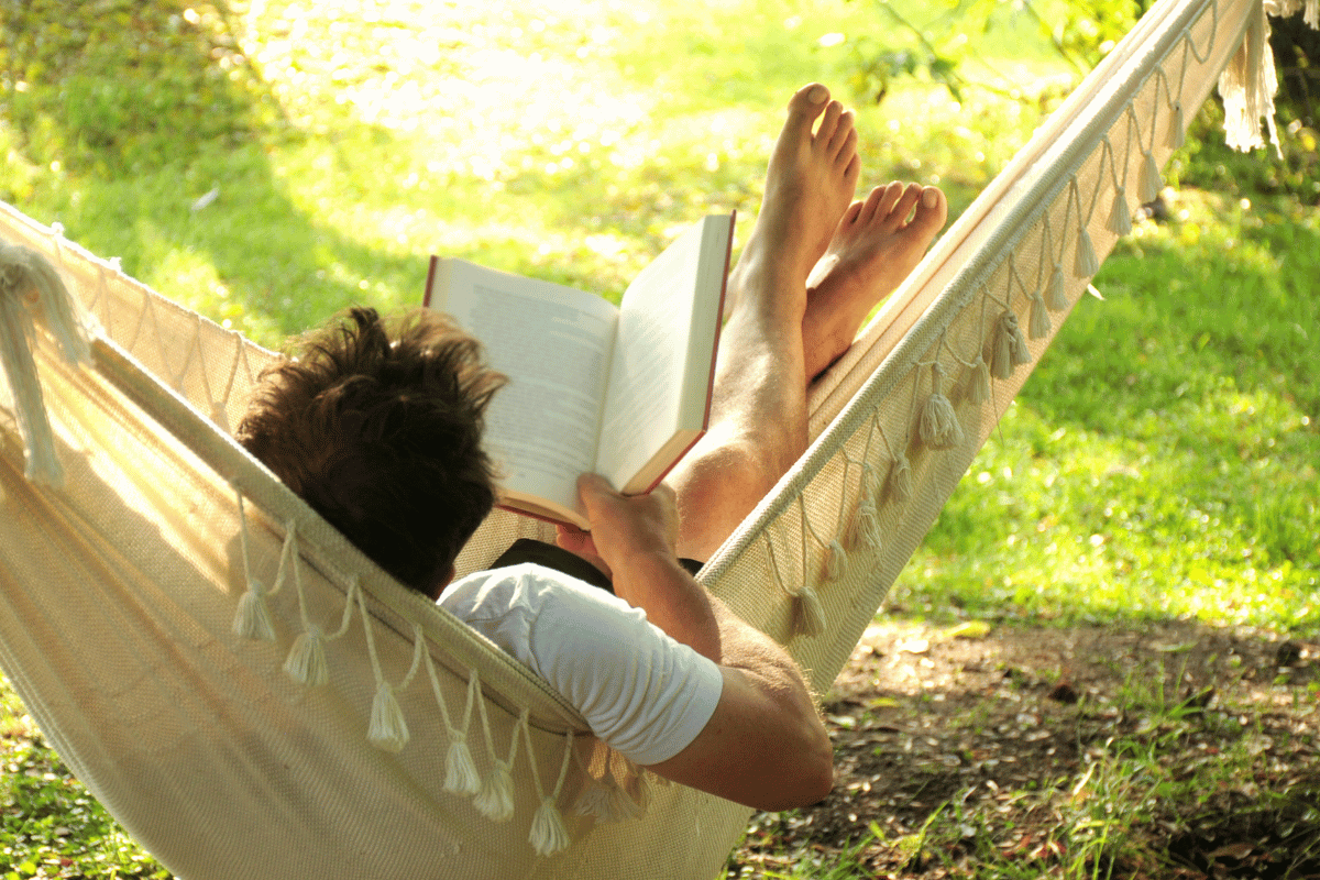 personne qui se repose dans le hamac de son jardin dans sa nouvelle ville