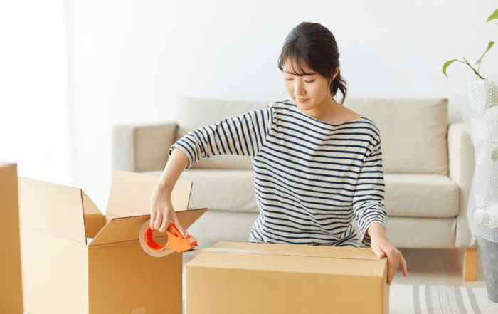 une femme qui est en train de faire ses cartons tranquillement