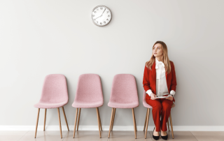 femme assise dans une salle d'attente pour un entretien d'embauche