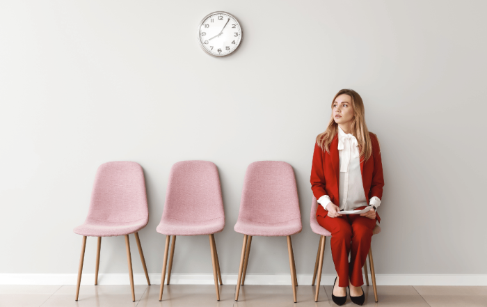 femme assise dans une salle d'attente pour un entretien d'embauche