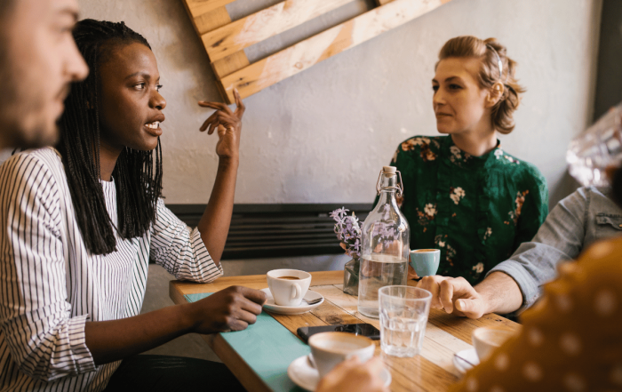 un groupe d'amis qui discute dans un café