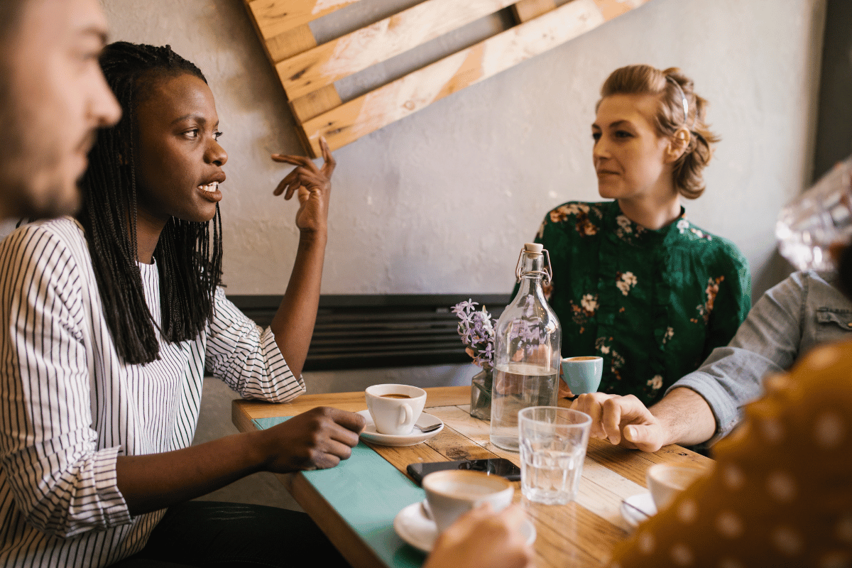 un groupe d'amis qui discute dans un café
