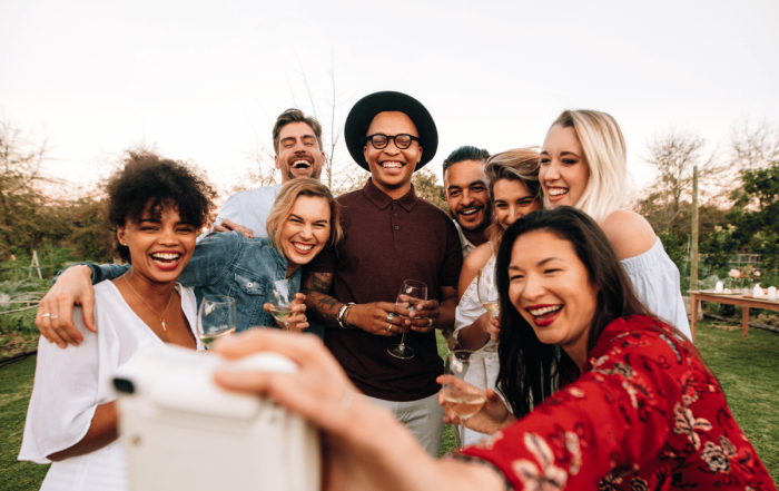 un groupe d'amis qui se prend en photo dans un jardin
