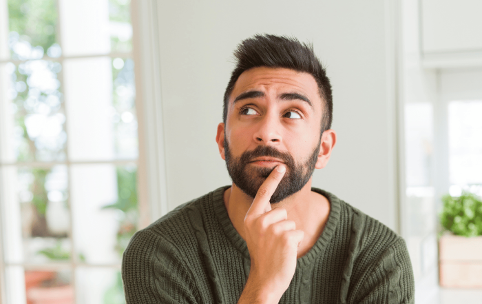 homme qui réfléchit entre deux solutions