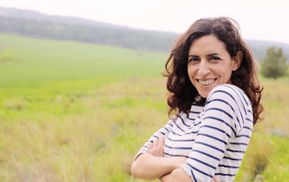 femme d'une quarantaine d'années dans la campagne