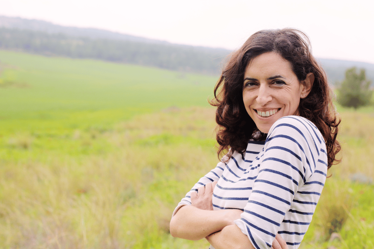 femme d'une quarantaine d'années dans la campagne