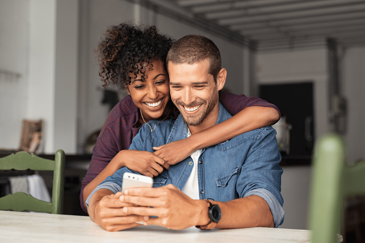 couple qui sourit devant une bonne nouvelle